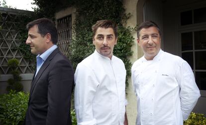 Josep (izquierda) y su hermano Joan Roca en el restaurante Celler de Can Roca en Girona.