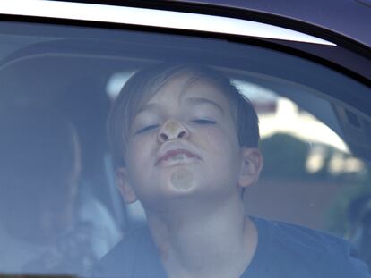 Un niño aburrido en el coche.