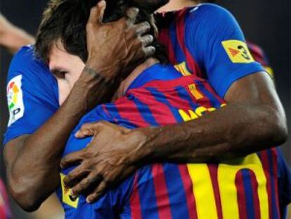 Abidal celebra un gol con Messi