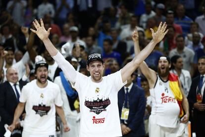 Nocioni, MVP de la final, celebrando la victoria.  