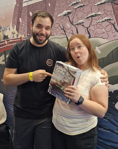 Israel Cendrero y Sheila Santos, el dúo conocido como Llama Dice, con su juego de mesa 'The White Castle', en una imagen promocional facilitada por Devir.