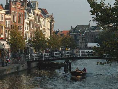 Uno de los canales de Leiden, ciudad de 116.000 habitantes donde nació Rembrandt el 15 de julio de 1606.