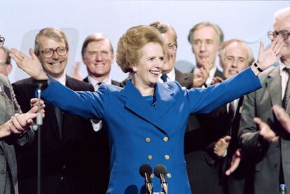 Margaret Thatcher, recibe los aplausos de los asistentes a una reunión del Partido Conservador en Blackpool, 13 de octubre de 1989.