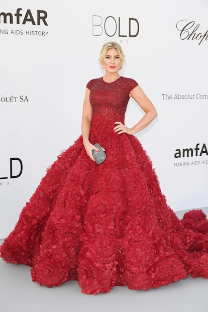 La presentadora e influencer Hofit Golan eligió un dramático vestido rojo de Michael Cinco.