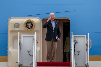 El presidente, Joe Biden, saluda antes de subir el Air Force One en la Base de la Fuerza Aérea Andrews, este viernes.