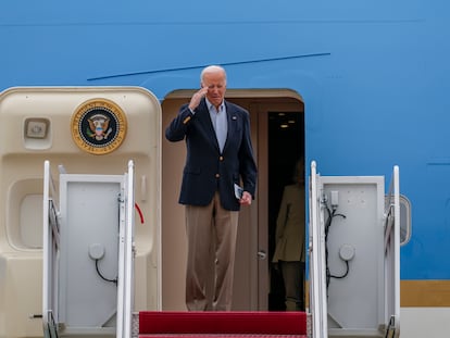 El presidente, Joe Biden, saluda antes de subir el Air Force One en la Base de la Fuerza Aérea Andrews, este viernes.