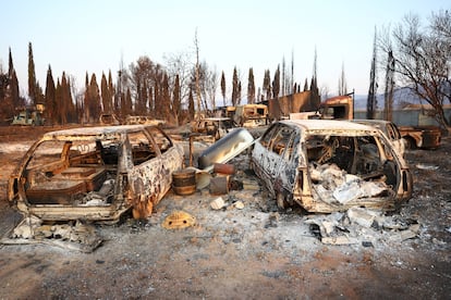Varios coches amanecen quemados en Saint-Laurent-de-la-Cabrerisse, Francia, durante el incendio forestal.