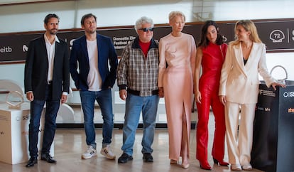 Pedro Almodóvar, acompañado, desde la izquierda, por Juan Diego Botto, Raúl Arévalo, Tilda Swinton, Victoria Luengo y Melina Matthews.