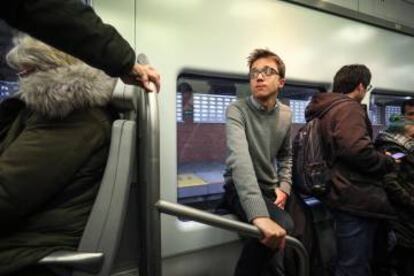 Errejón, en un tren de Cercanías a Parla.