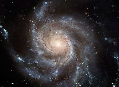 M101 (conocido también como la galaxia del Molinete) se encuentra en la constelación de la Osa Mayor y se puede observar con casi todos los telescopios de aficionado.