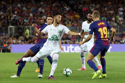 Disputa de bola entre os jogadores da Chape e do Barça nesta segunda-feira: Barcelona venceu por 5 a 0.