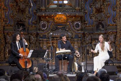 Rocío Márquez (a la derecha) y Fahmi Alqhai (a la extrema izquierda) durante la representación de la obra 'Diálogos de viejos y nuevos sones', celebrada en la Bienal de Flamenco de Sevilla.