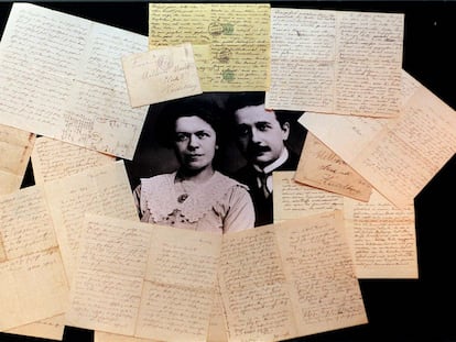 La correspondencia de la familia Einstein y, en el centro, un retrato de Mileva y Albert Einstein.