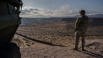 Autoridades estadounidenses en la frontera entre México y Estados Unidos.