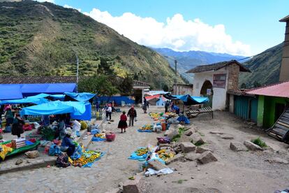 Mercado de Totora, donde cada lunes se venden los alimentos que cultivan los campesinos de la zona. 