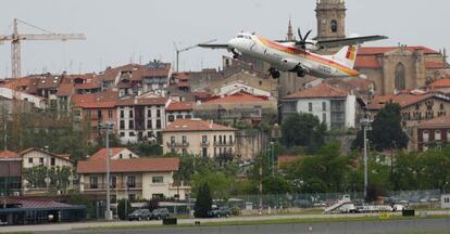 Un avión despega en el aeropuerto de Hondarribia.