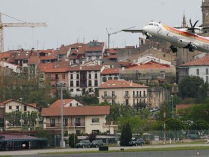 Un avión despega en el aeropuerto de Hondarribia.