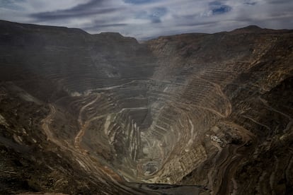 La mina de cobre a cielo abierto Codelco Chuquicamata se encuentra cerca de Calama, (Chile)