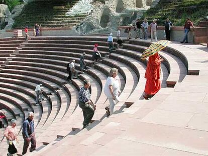 Un grupo de visitantes sube las gradas del teatro romano de Augusta Raurica, en el cantón suizo de Basilea.