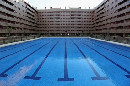 Piscina en una urbanización en la localidad de Seseña, en Toledo.