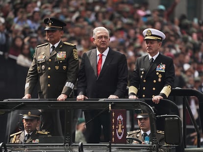 López Obrador con los secretarios de Defensa Nacional y de Marina, el 16 de septiembre de este año.