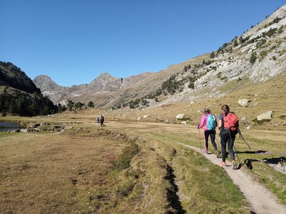 Senderistas en una ruta del monte aragonés. Imagen proporcionada por Montaña Segura.