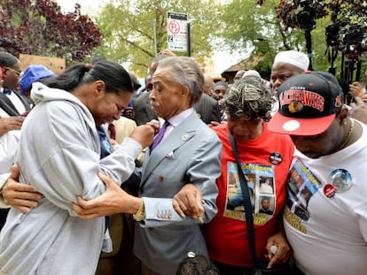 El Reverendo Al Sharpton consuela a la mujer y familiares de Eric Garner, muerto a manos de la polic&iacute;a cuando era detenido en Nueva York. 