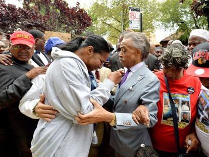 El Reverendo Al Sharpton consuela a la mujer y familiares de Eric Garner, muerto a manos de la polic&iacute;a cuando era detenido en Nueva York. 