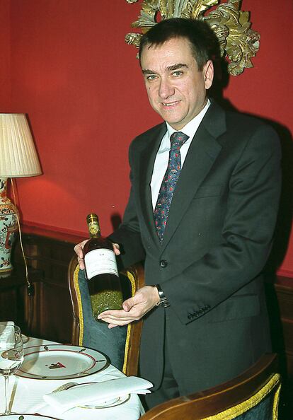 José Polo con la botella de Chateau d`Yquem de la Denominación de Origen Sauternes de Burdeos (Francia) de la cosecha  de 1806. 