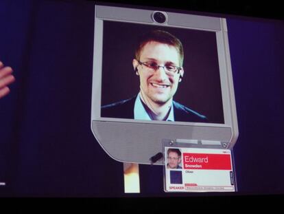 Snowden, na tela de um robô em Vancouver.