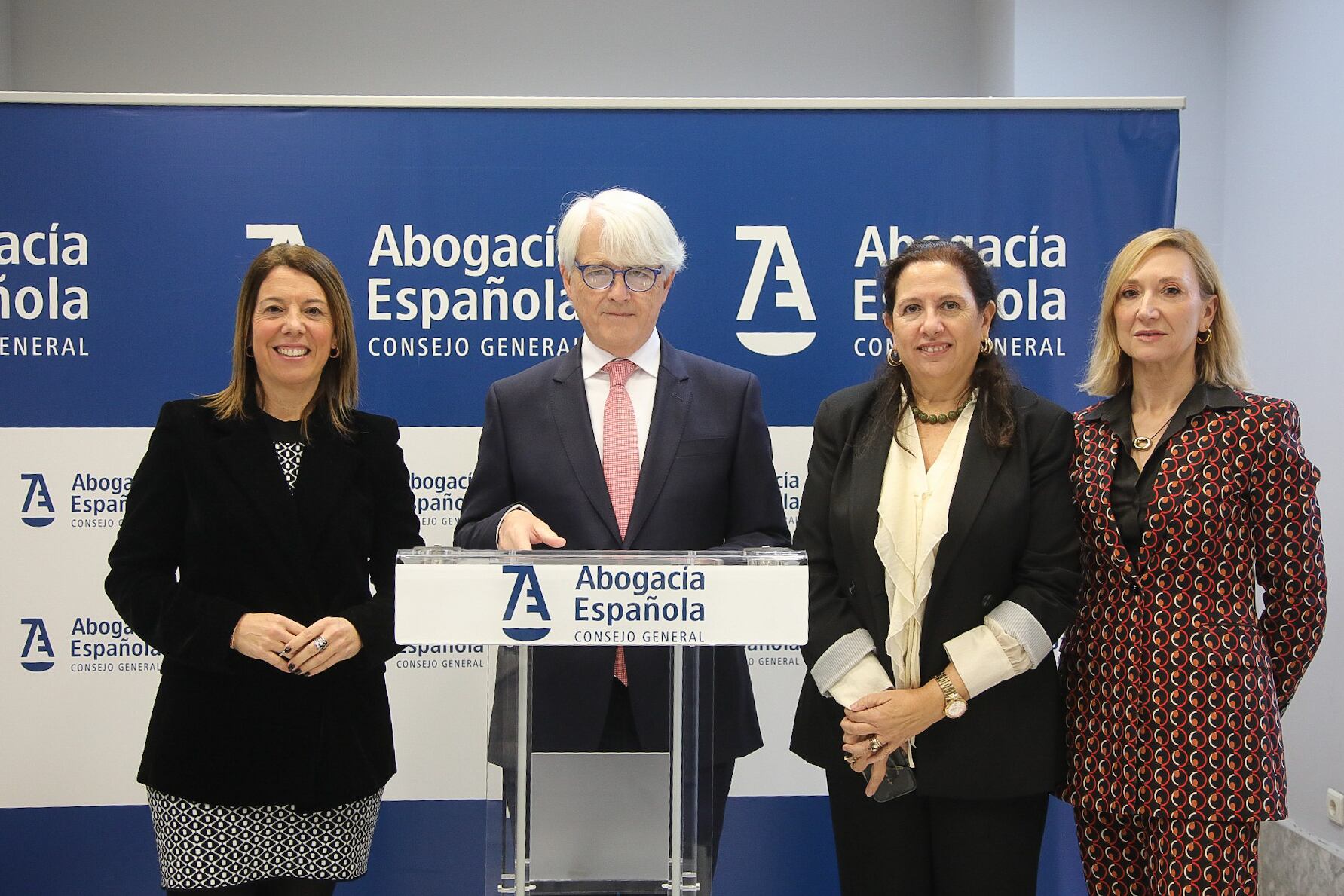En el centro de la foto, Salvador González, presidente del CGAE, durante un encuentro con la prensa en 16 de diciembre de 2025.