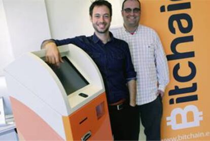 Joaquim Fenoy (derecha) con un cajero de Bitchain