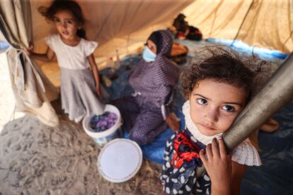 Dos niñas y una mujer, este martes en uno de las tiendas de campaña habilitadas por la ONU en Jan Yunis, al sur de la franja de Gaza. 