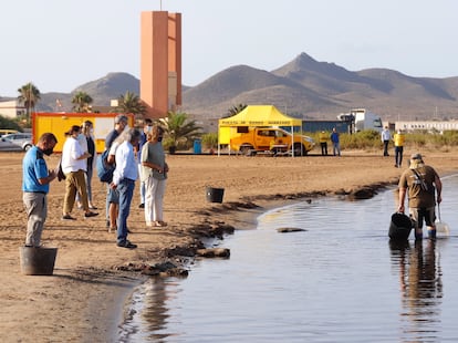 La ministra, este miércoles durante el recorrido por la playa de Puerto Bello en La Manga del mar Menor. 