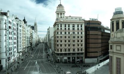 La plaza de Callao con una sola persona. 