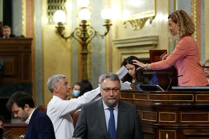 El diputado de EH Bildu Oskar Matute entrega su voto para los integrantes de la Comisión de Secretos Oficiales a la presidenta del Congreso, Meritxell Batet, el 28 de abril.