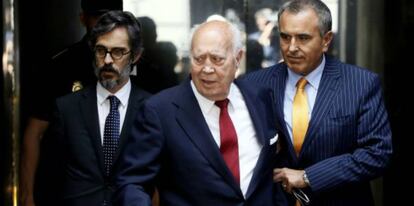 Álvaro Lapuerta con su hijo y su abogado.