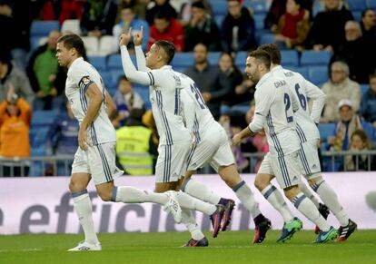 El delantero del Real Madrid, Mariano Díaz, celebra el primer gol marcado ante la Cultural.