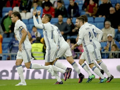 El delantero del Real Madrid, Mariano Díaz, celebra el primer gol marcado ante la Cultural.