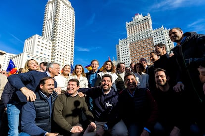 Los dirigentes del PP posan para los medios durante la protesta. En primer término y agachados, desde la izquierda, el presidente del PP de Castilla-La Mancha, Paco Núñez; el presidente de la Junta de Castilla y León, Alfonso Fernández Mañueco; el presidente de la Región de Murcia, Fernando López Miras; el presidente de la Comunidad Valenciana, Carlos Mazón, y el secretario general del PP de Asturias, Álvaro Queipo. Detrás, desde la izquierda, la presidenta de la Junta de Extremadura, María Guardiola; el presidente del PP Vasco, Javier de Andrés; la presidenta del Govern balear, Marga Prohens; la secretaria general del PP, Cuca Gamarra; el presidente del Partido Popular, Alberto Núñez Feijóo; la presidenta de la Comunidad de Madrid, Isabel Díaz Ayuso; el expresidente del Gobierno, José María Aznar; la exalcaldesa de Madrid, Ana Botella; el presidente de la Junta de Andalucía, Juanma Moreno, y el presidente de La Rioja, Gonzalo Capellán. 