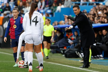 El entrenador del Real Madrid, Alberto Toril, da instrucciones a sus jugadoras durante la final de la Supercopa el domingo en Butarque (Leganés).