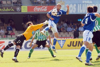 José Mari, delantero del Xerez, trata de rematar un balón en un partido de la pasada temporada.