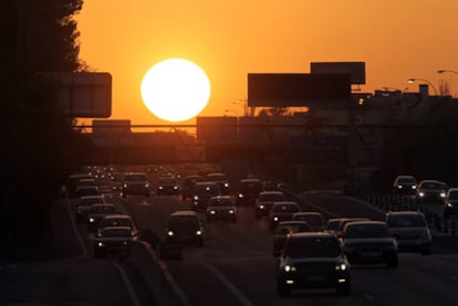 Atardecer en la capital visto desde la carretera A-6 hacia A-Coruña.