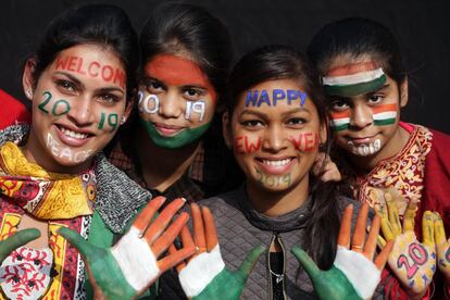 Indianas com os rostos pintados para receber o Ano Novo em Amritsar.