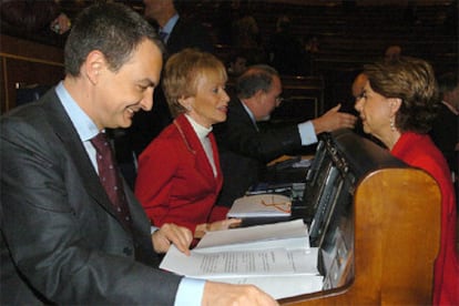 Zapatero y De la Vega conversan con Magdalena Álvarez, momentos antes del inicio de la sesión de control.