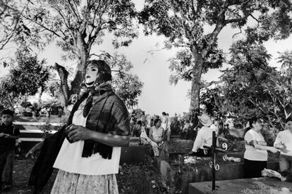 Entre 2001 y 2008 Consuelo Bautista (Bogotá, 1957) fotografió la fiesta de los muertos mexicana. Frutos de esos años de trabajo, nace 'Muertitos', un libro con imágenes en blanco y negro de esta fiesta única, que se presenta en estos días, junto a una selección de las imágenes que se pueden ver en la galería H2O de Barcelona (Verdi, 152) hasta el 23 de noviembre.