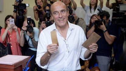O candidato presidencial Daniel Martínez ao depositar seu voto no domingo no Uruguai.