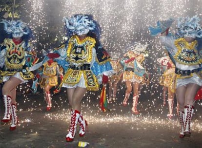 Mujeres bailan en La Paz para reivindicar el origen de la Diablada (Bolivia).