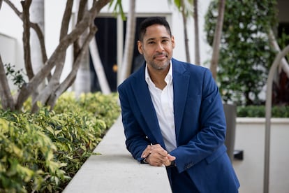Robin Peguero, abogado y exfiscal, y candidato demócrata al Congreso por el Distrito 27 de Florida, posa para un retrato en Miami, Florida, Estados Unidos, el jueves 23 de abril de 2026. Fotógrafo: Eva Marie Uzcátegui.