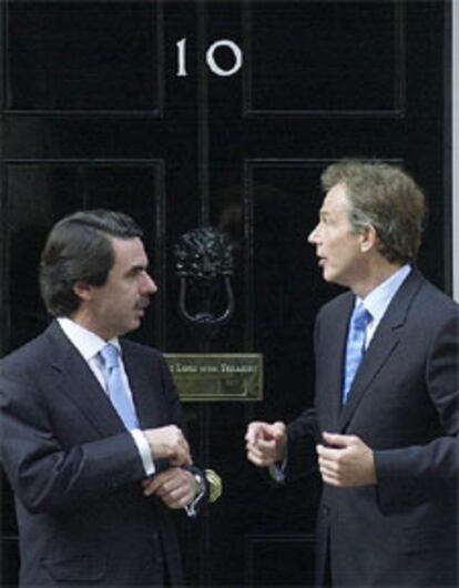 Blair y Aznar conversan frente al número 10 de Downing Street.